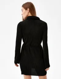 Plissiertes Minikleid mit langen Ärmeln und Gürtel